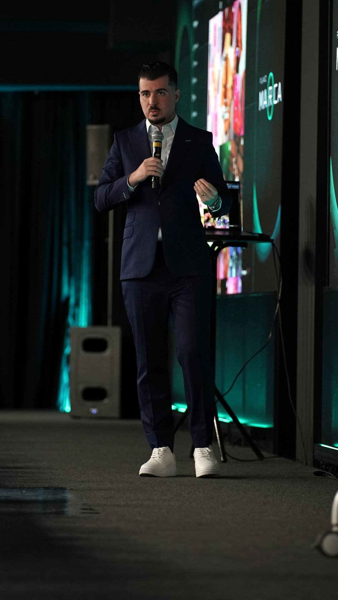 Cristiano Dias no palco com iluminação verde-água