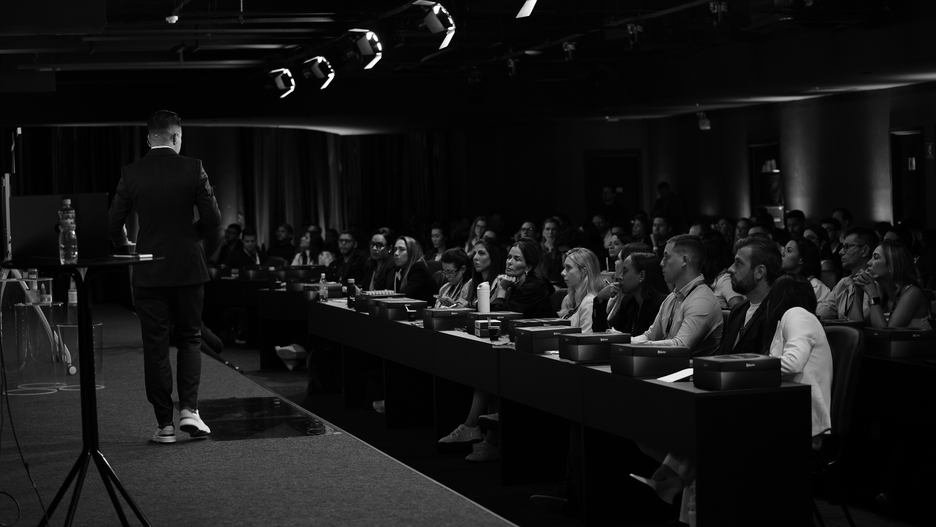 Plateia atenta durante palestra de Cristiano Dias